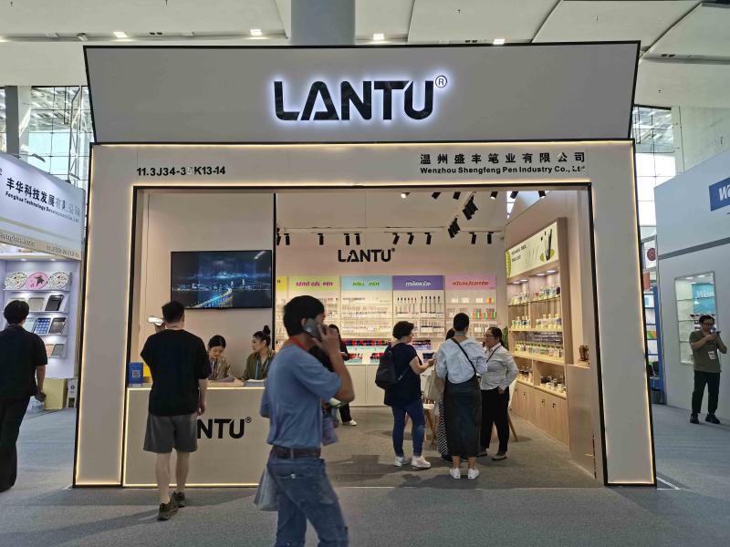 温州盛丰笔业有限公司的第136届获奖广交会展位设计搭建图片 温州盛丰笔业有限公司的第136届获奖广交会展位设计搭建图片