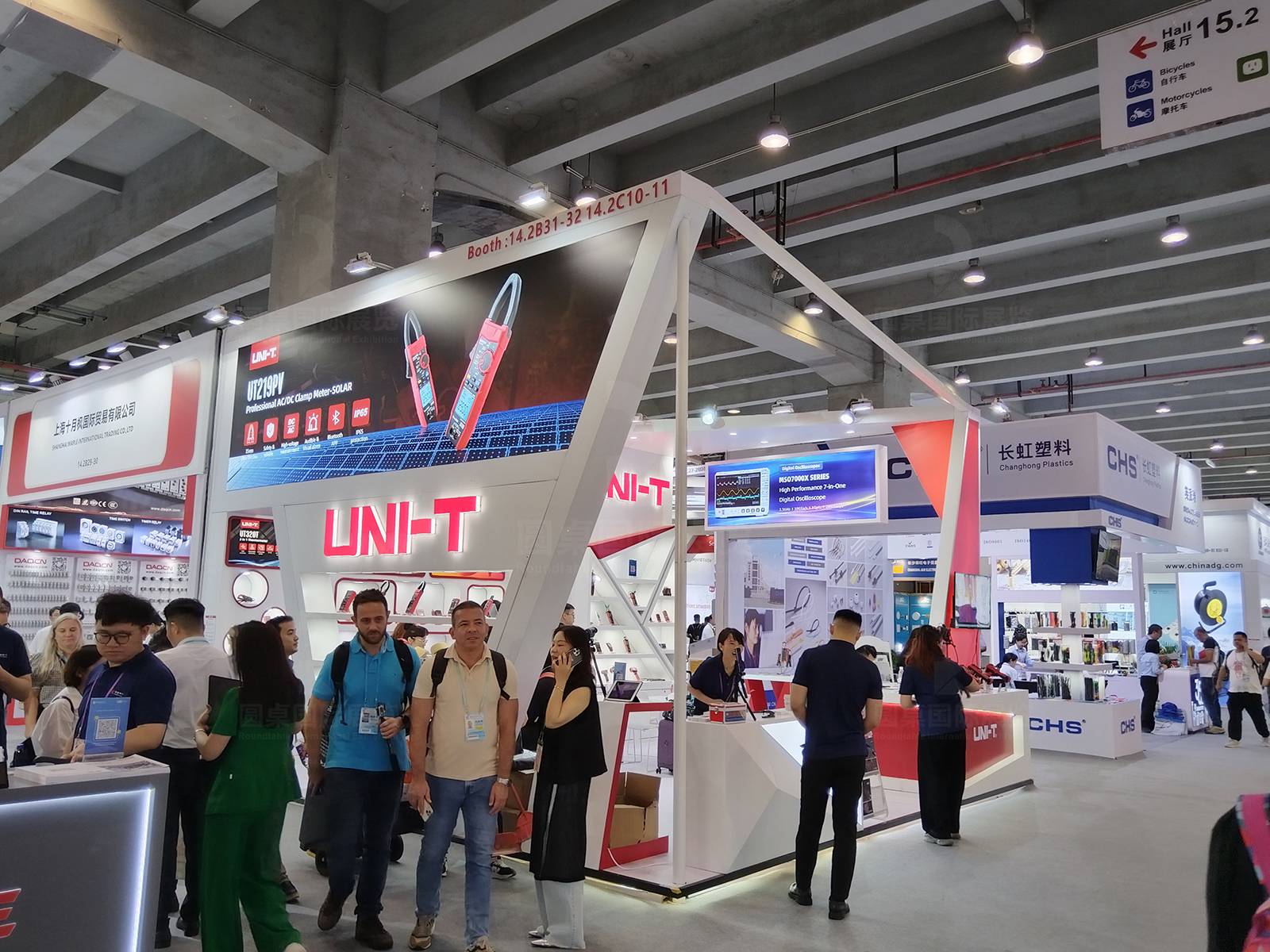 广交会布置现场效果图片-优利德科技(UNI-T)展台商务洽谈与产品交流场景 广交会布置现场效果图片-优利德科技(UNI-T)展台商务洽谈与产品交流场景