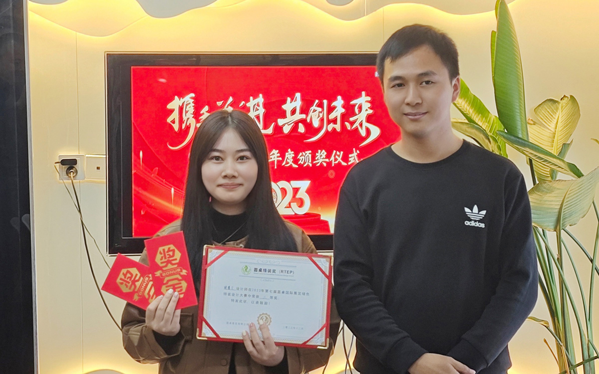 2023年beat365中文在线官网领导为谢慧文女士颁发奖励 2023年beat365中文在线官网领导为谢慧文女士颁发奖励