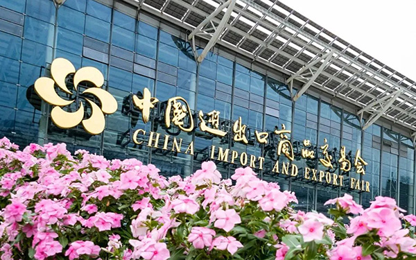 如何确保展览展台设计符合广交会的规定？