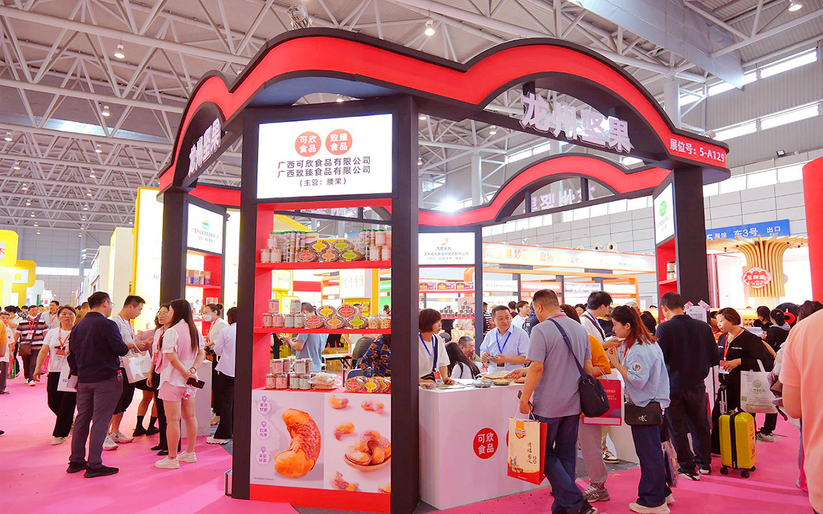 在展会设计中,确保展架摆放不阻碍观众视线 在展会设计中,确保展架摆放不阻碍观众视线