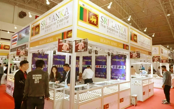 在上海展台搭建中，怎样设计动线来减少洽谈干扰？